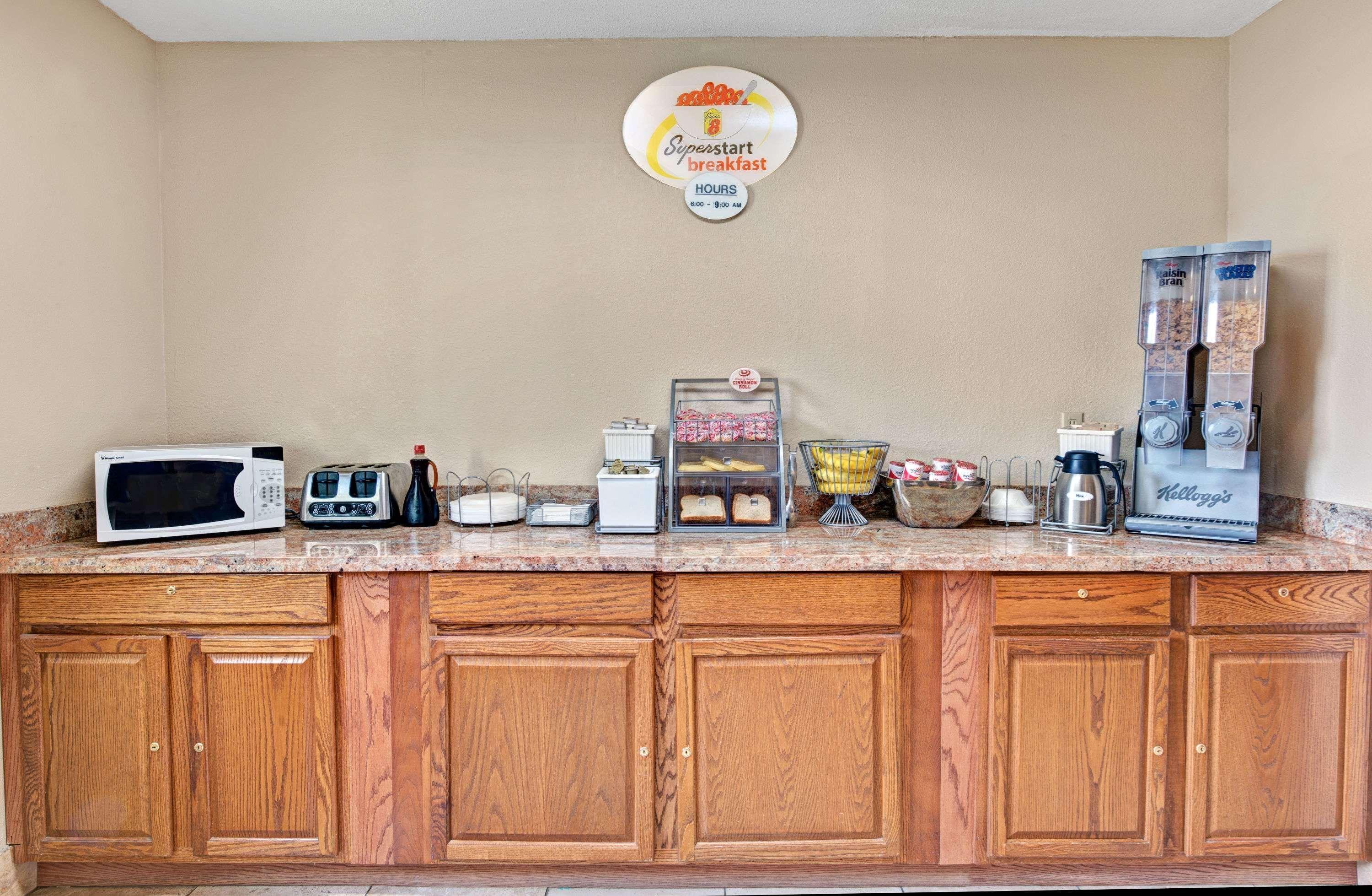 Super 8 By Wyndham Indianapolis Emerson Exteriér fotografie